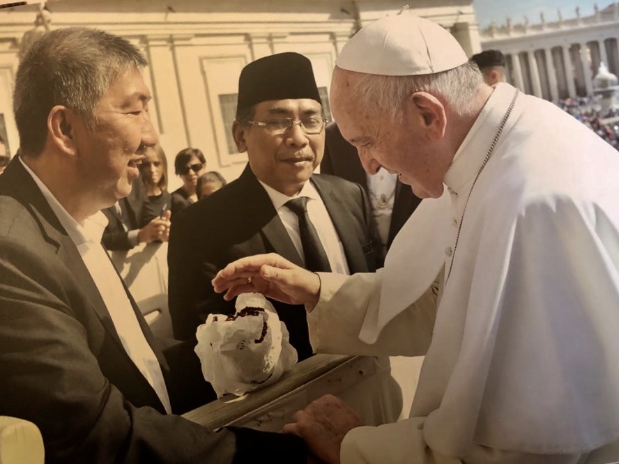 Sekjen REI Totok Lusida saat bersalaman dengan Paus Fransiskus di Vatikan. (Foto Photovat/istimewa)