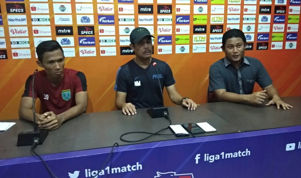 Pelatih Persela, Nil Maizar ditemani Kapten Tim, Eky Taufik saat sesi konferensi pers, Jumat 27 September 2019. (Foto: Nasih/ngopibareng.id)