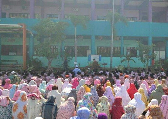 Ratusan pelajar Madrasah Ibtidaiyah Unggulan Sabilillah di Lamongan melaksanakan salat Istisqa' di halaman sekolah mereka. (Foto: Nasih/ngopibareng.id)