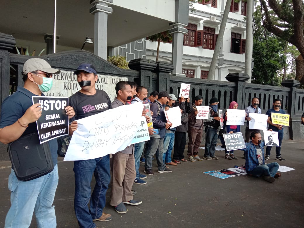 Aksi diam Jurnalis di Malang Raya sebagai bentuk protes terhadap kriminalisasi dan represifitas terhadap sesama rekan seprofesi (Theo/ngopibareng.id)