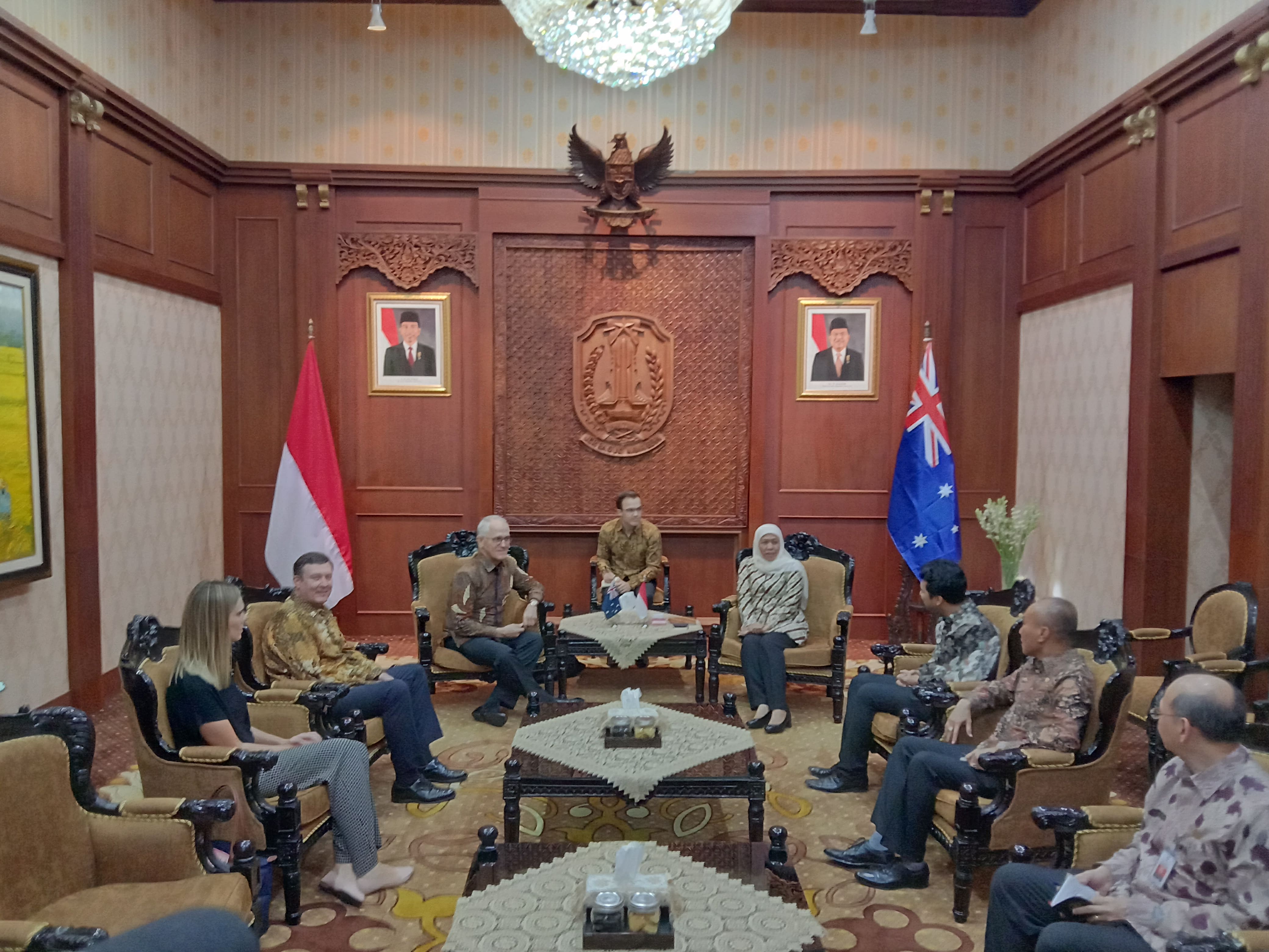 Gubernur Jawa Timur Khofifah Indar Parawansa saat audiensi dengan Mantan Perdana Menteri Australia Malcolm Turnbull. (Foto: Faiq/ngopibareng.id)