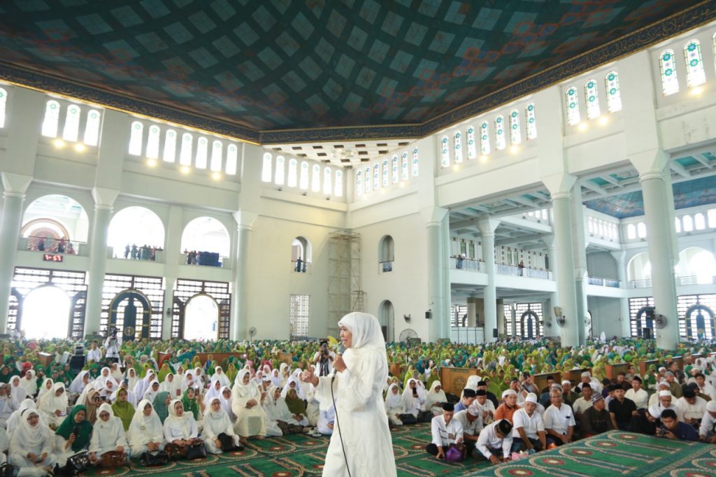 Gubernur Jawa Timur Khofifah Indar Parawansa dalam Haul Akbar Pendiri Muslimat NU dan Kajian Inspirasi 1441 yang dilaksanakan di Masjid Nasional Al-Akbar Surabaya. (Foto: ist/ngopibareng.id)