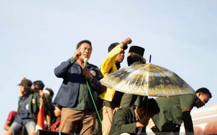  Ketua BEM Unair Agung Tri Putra saat berorasi di tengah aksi mahasiswa menolak RKUHP dan beberapa tuntutan lainnya di Surabaya. (Foto: Antara/Istimewa)