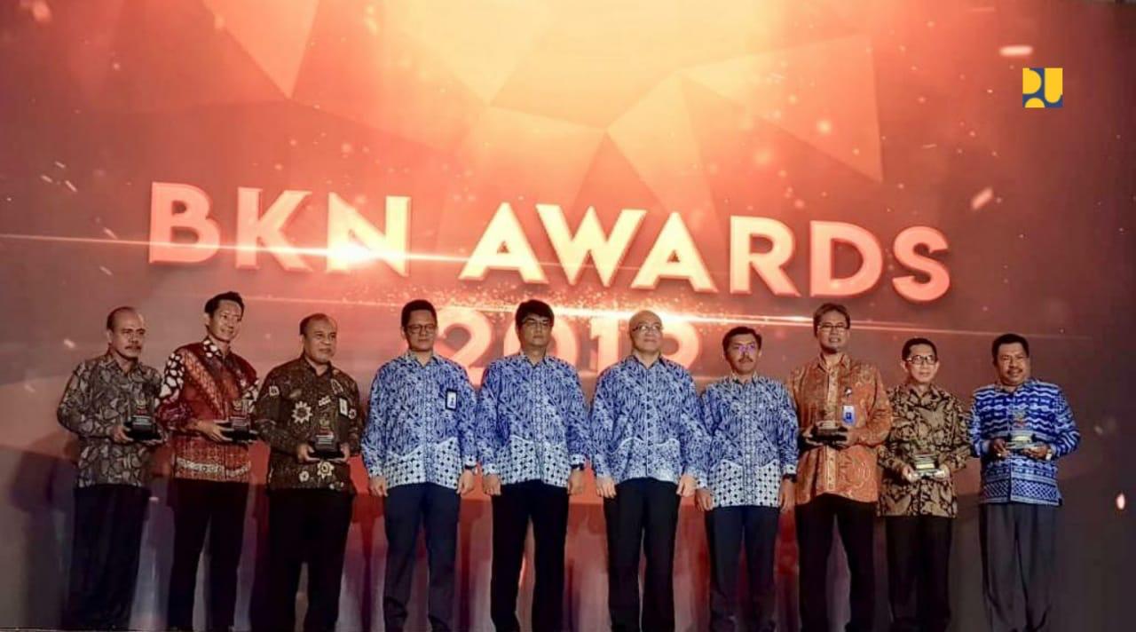 Para pejabat Kementerian PUPR daat menerima penghargaan dari BKN. (Foto: Kementerian PUPR)