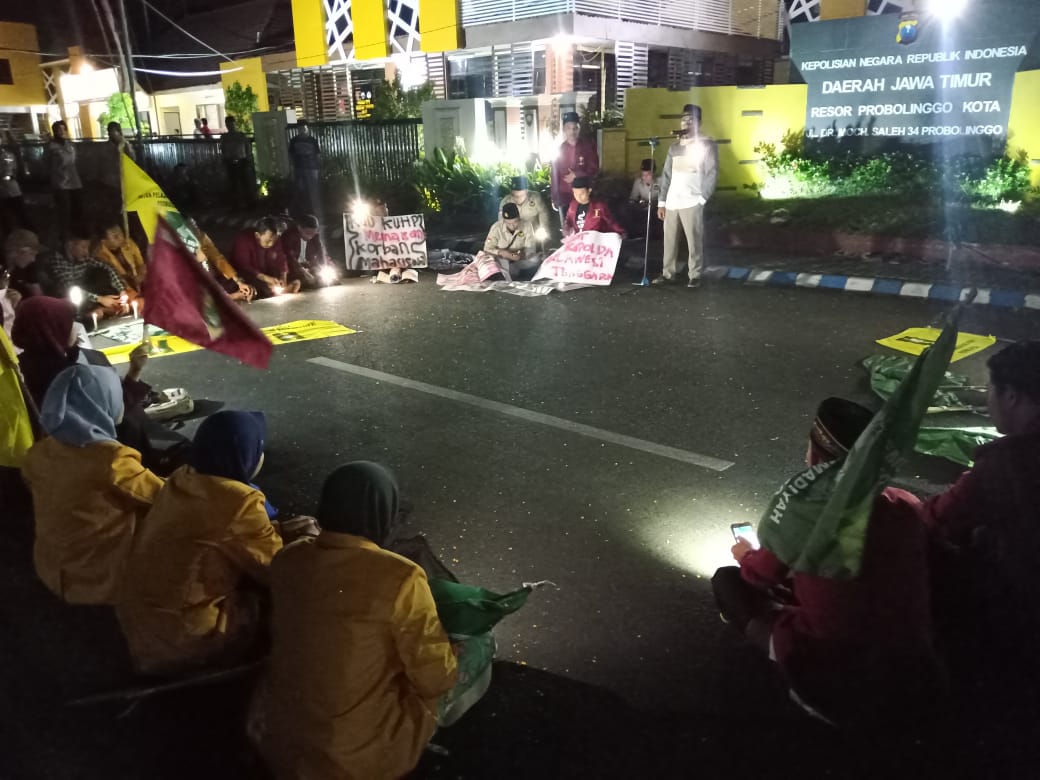 AMM Kota Probolinggo beraksi di depan Mapolresta, Jumat malam. (Foto: Ikhsan/ngopibareng.id)
