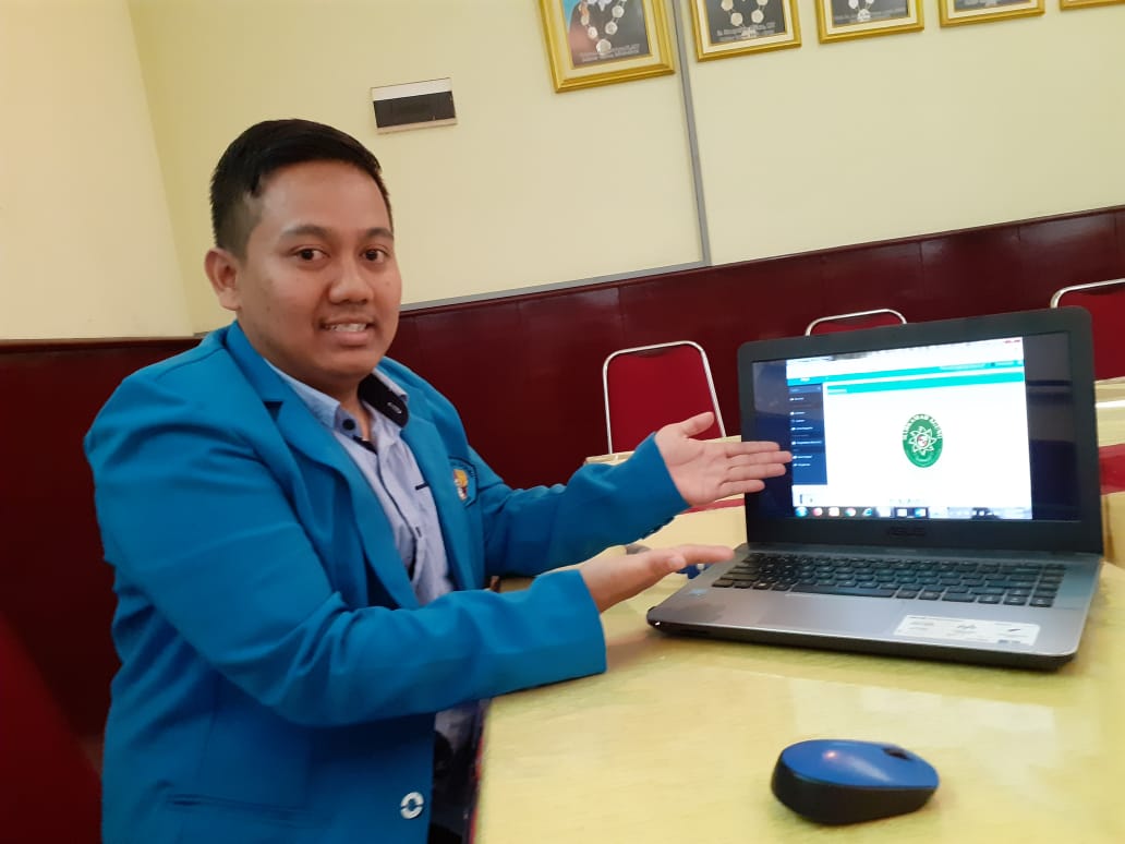 Wisudawan ITN Malang, Muhammad Ightana Hakim Ilmi, saat memperlihatkan website buatannya. (Foto: Dok. Istimewa)