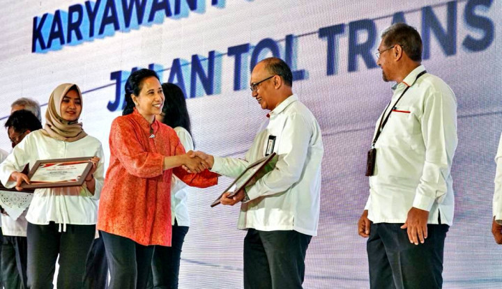 Menteri BUMN, Rini Sumarno memberikan piagam penghargaan kepada 200 karyawan Waskita Karya dan Hutama Karya yang telah berhasil membangun Jalan Tol Lintas Sumatera (JTTS). (Foto: Dok Waskita)