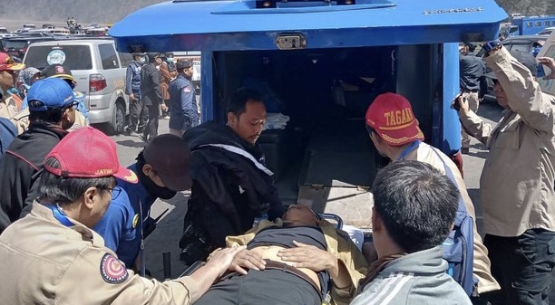 Bupati Pasuruan Irsyad Yusuf saat dibawa masuk ambulan setelah ambruk saat mengikuti Jambore Tagana. (Foto: detik.com)