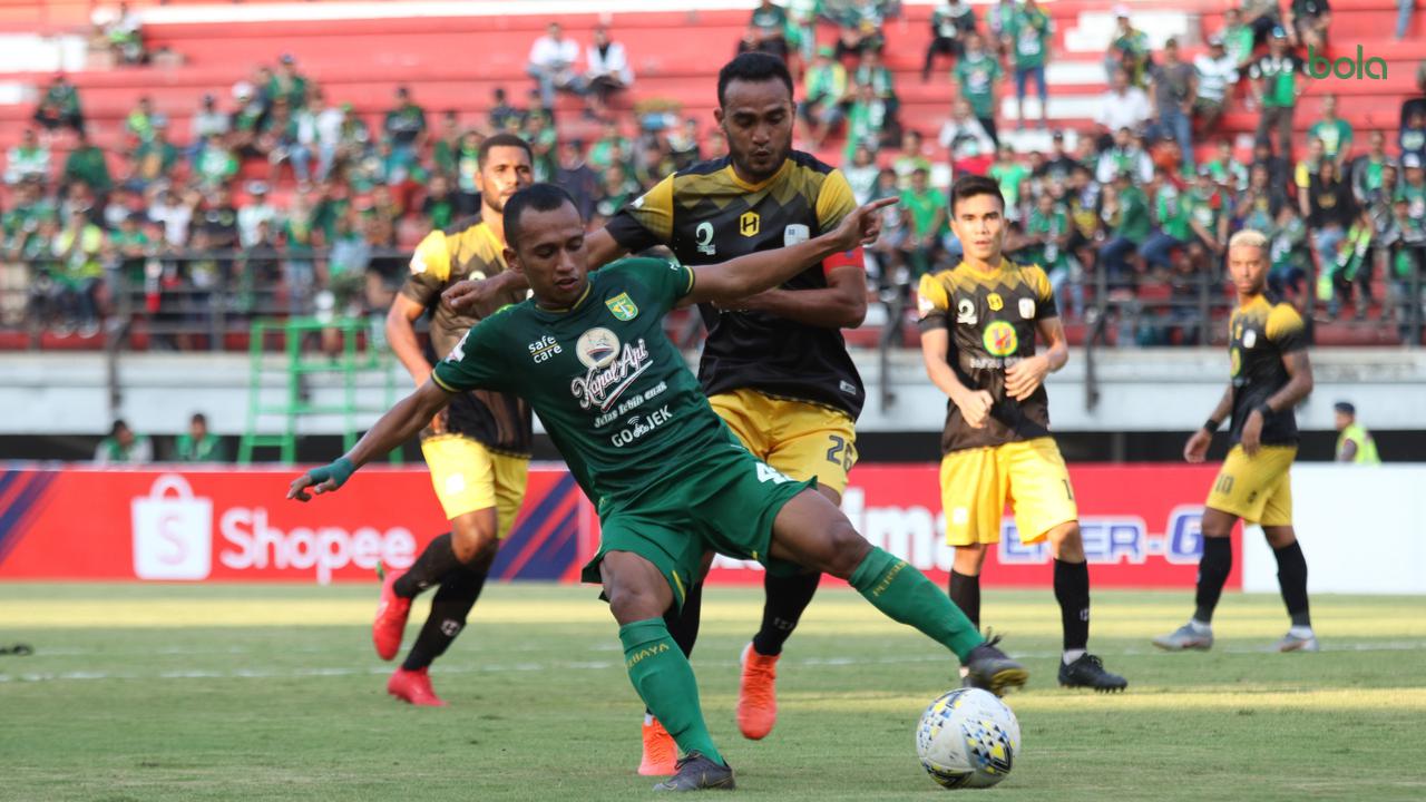 Irvan Jaya berebut bola dengan Rizky Pora di Stadion GBT, Surabaya, Selasa, 9 September 2019. (Foto: Bola)