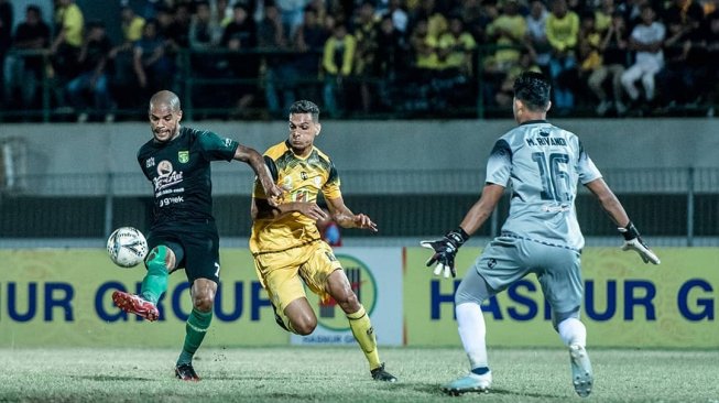 Penyerang Persebaya, David da Silva (kiri) melepas tendangan ke gawang Barito Putera pada lanjutan Liga 1 2019 di Stadion Demang Lehman, Martapura, Sabtu, 28 September 2019). (Foto: Instagram @officialpersebaya)
