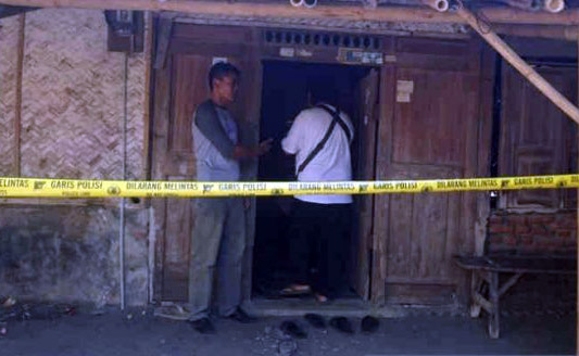 Rumah terduga teroris DI di Desa Cangko, Kecamatan Tukdana, Kabupaten Indramayu yang sudah diberi garis polisi. (Foto: Ant)