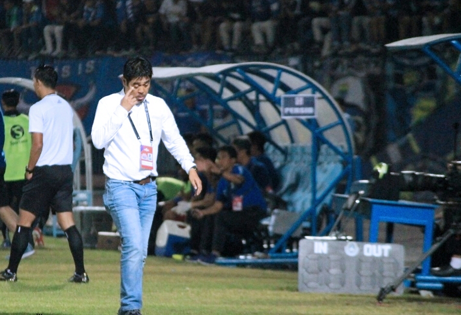 Pelatih Persela, Nil Maizar saat memimpin timnya bertanding. (Foto: Nasih/ngopibareng.id)