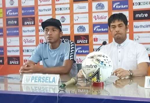 Pelatih Persela, Nil Maizar ditemani M. Zaenuri, saat konferensi pers. (Foto: Nasih/ngopibareng.id)