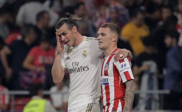 Penyerang sayap Real Madrid Gareth Bale (kiri) berjalan berangkulan dengan bek Atletico Madrid Kieran Trippier seusai Derby Madrid berakhir imbang, 28 September 2019. (Foto: Reuters/Antara)