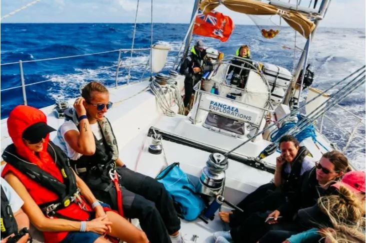 eXXpedition Round the World, nama kegiatan tersebut adalah misi pelayaran dan penelitian oleh semua-perempuan. Ekspedisi  ini akan menempuh pelayaran lebih dari 38.000 mil laut dengan 30 pemberhentian dimulai dan berakhir di Inggris.  (Foto: Antara)