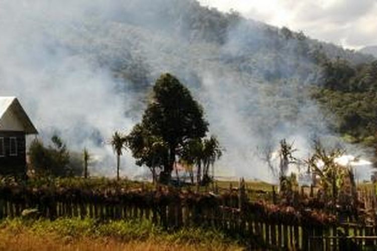 Ilustrasi, kurang lebih 100 honai (rumah) serta dua gedung puskesmas dan sebuah kantor hangus dibakar sekelompok warga di Kampung Panaga, Distrik Panaga, Kabupaten Tolikara, Rabu 15 Juli 2015. (Foto: Istimewa)