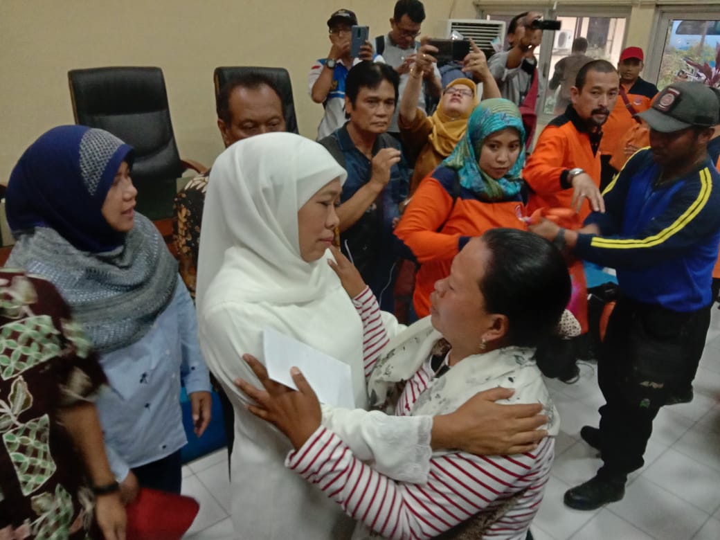 Gubernur Jawa Timur Khofifah Indar Parawansa saat bertemu dengan 40 warga Jatim yang mengungsi akibat kerusuhan di Wamena. (Foto: Faiq/ngopibareng.id)