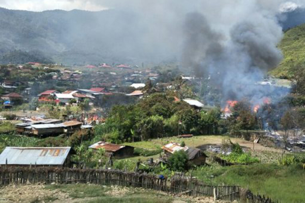 Situasi pembakaran rumah dan honai di Kota Mulia, Kabupaten Puncak Jaya. (Foto: Dok- Polda Papua)