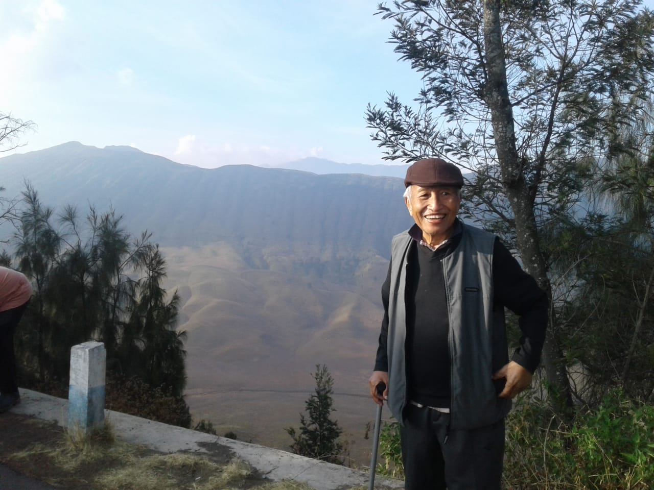 Aristides Katoppo saat di lereng Gunung Semeru. (Foto: ist/ngopibareng.id)