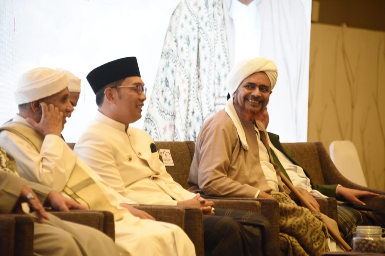 Gubernur Jawa Barat Ridwan Kamim saat bersama Habib Umar bin Hafidz di Bandung. (Foto: ist/ngopibareng.id)