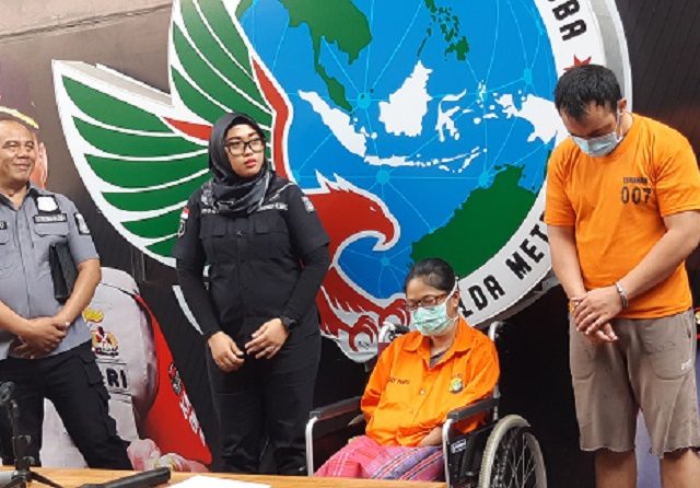 HNY alias Lea, putri tiri aktivis Sri Bintang Pamungkas duduk di kursi roda selama kasus dugaan narkoba yang menjeratnya diekspos ke media, Minggu 29 September 2019.