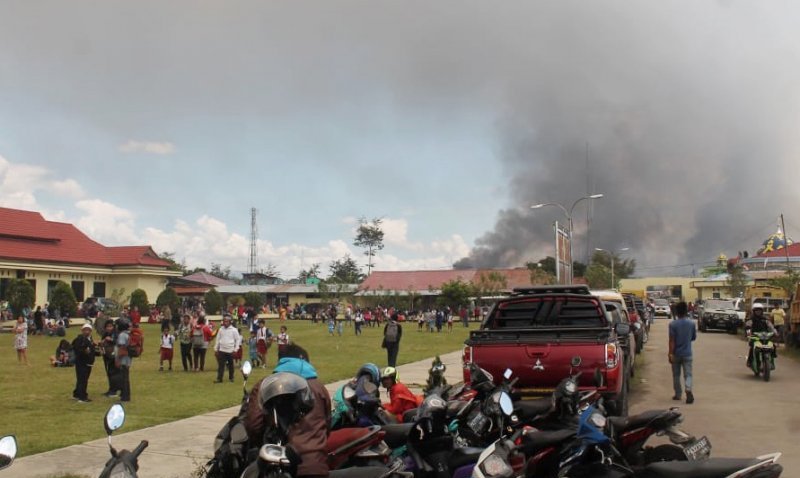 Warga mengungsi di Mapolres Jayawijaya saat terjadi aksi unjuk rasa yang berakhir rusuh di Wamena, Jayawijaya, Papua, Senin 23 September 2019. (Foto: Antara/Marius Wonyewun)