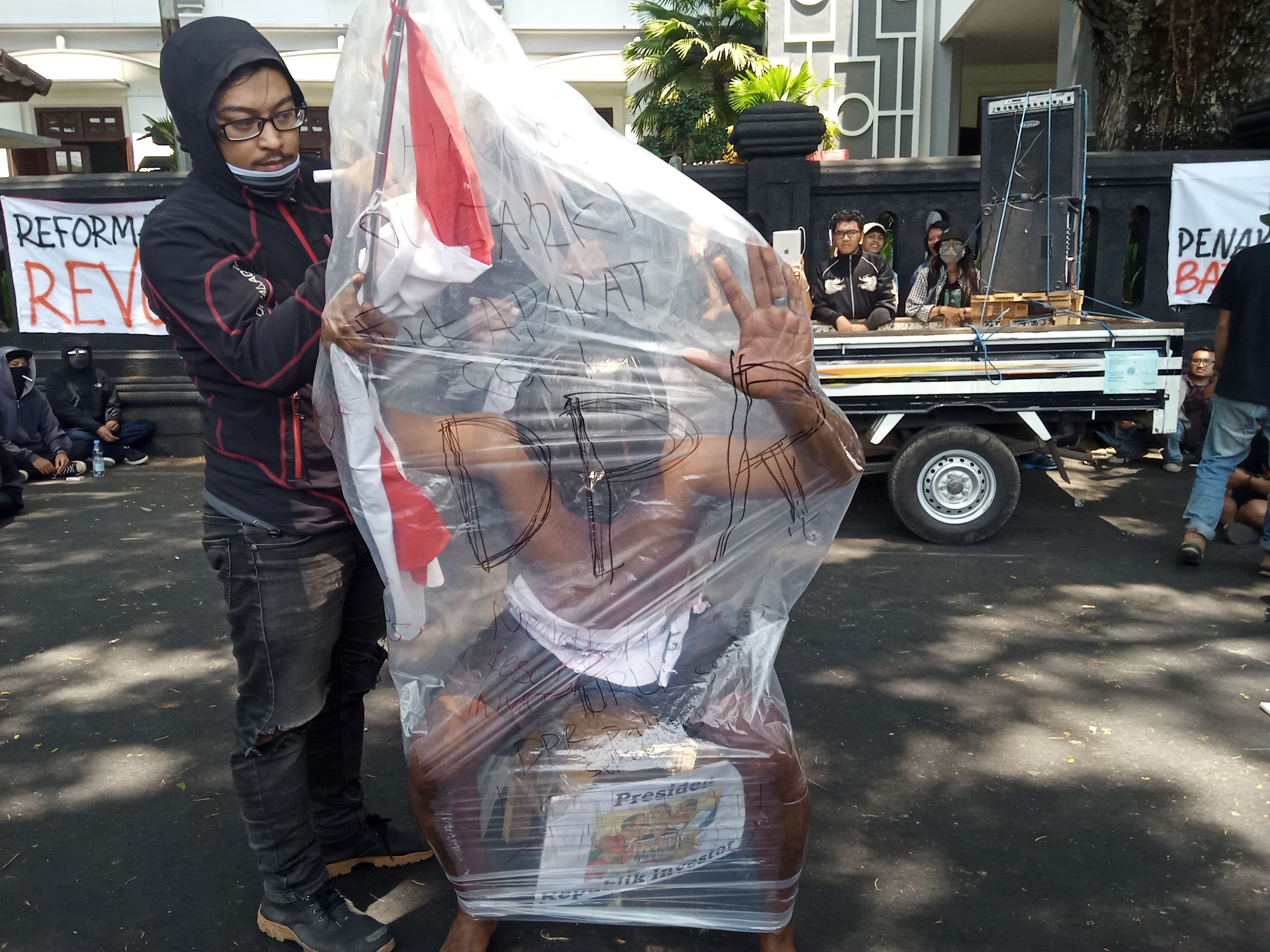 Aksi teatrikal dari massa aksi Front Rakyat Melawan Oligarki di depan Gedung DPRD Kota Malang, Senin 30 September 2019. (Foto: Theo/ngopibareng.id)