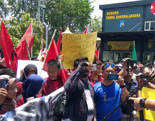 Massa dari AMM Lamongan saat menggelar Aksi Solidaritas Untuk Imawan Randi. (Foto: Nasih/ngopibareng.id)
