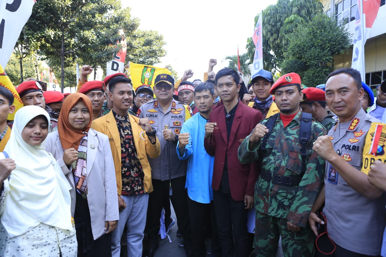 Massa IMM usai berdialog dengan Kapolda Jatim Irjen Pol Luki Hermawan dan Kapolrestabes Surabaya Kombes Pol Sandi Nugroho. (Foto: Haris/ngopibareng.id) 