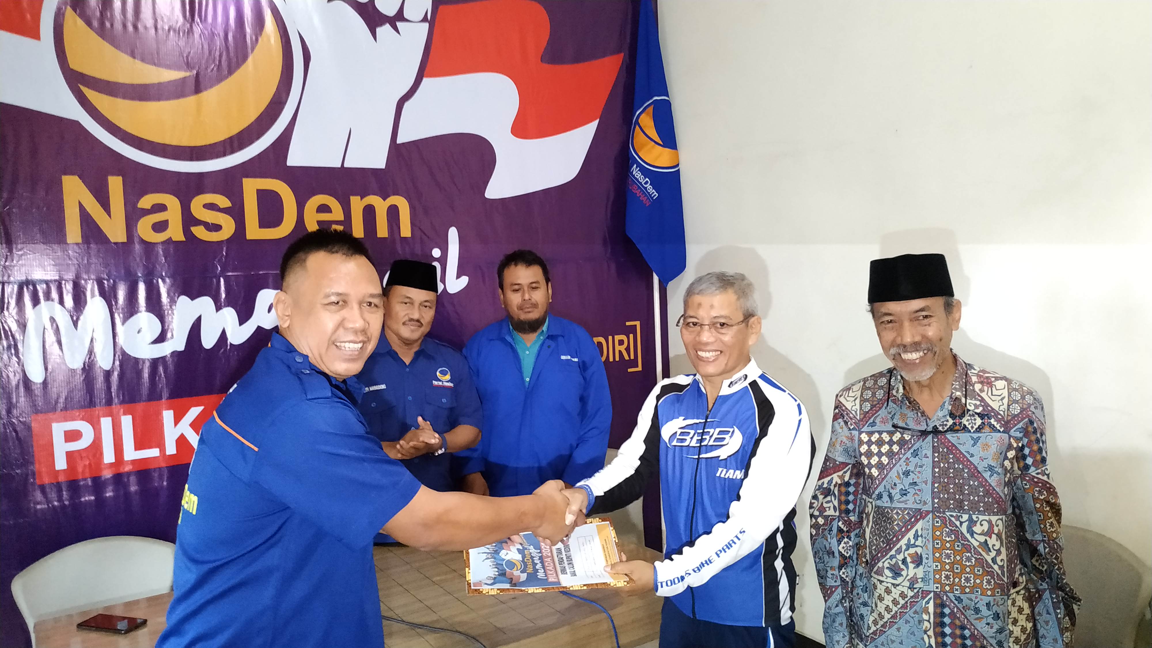 Wabup Kediri saat ambil formulir pendaftaran bakal calon Bupati di kantor DPD Partai Nasdem Kabupaten Kediri (Foto: Fendi/ngopibareng.id)