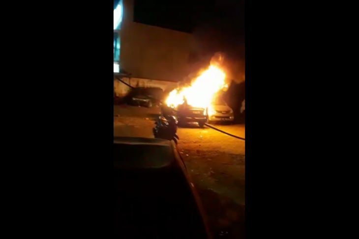 Mobil yang terbakar di Polsek Tanah Abang, Senin 30 September 2019. (Foto: istimewa)