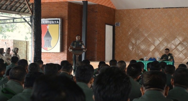 Dandim 0815 Mojokerto Letkol Kav Hermawan Weharima, SH.,saat memberikan pengarahan kepada anggota Militer dan PNS AD di Pendopo Griya Paramitra