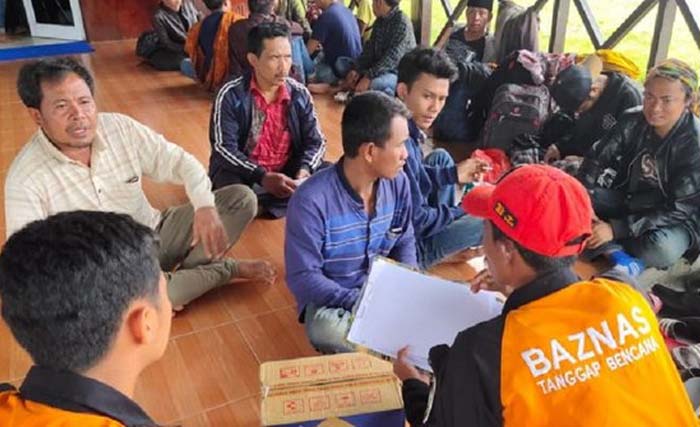 Pengungsi dari Ilaga tiba dan berkumpul di Bandara Mozes Kilangin, Timika, Papua. (Foto:Merdeka)
