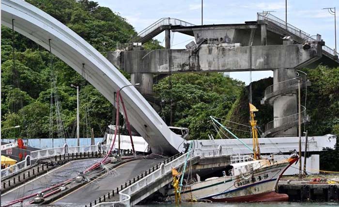 Jembatan ambruk menimpa perahu di nelayan di kota pelabuhan Suao, Taiwan. (Foto:Reuters)