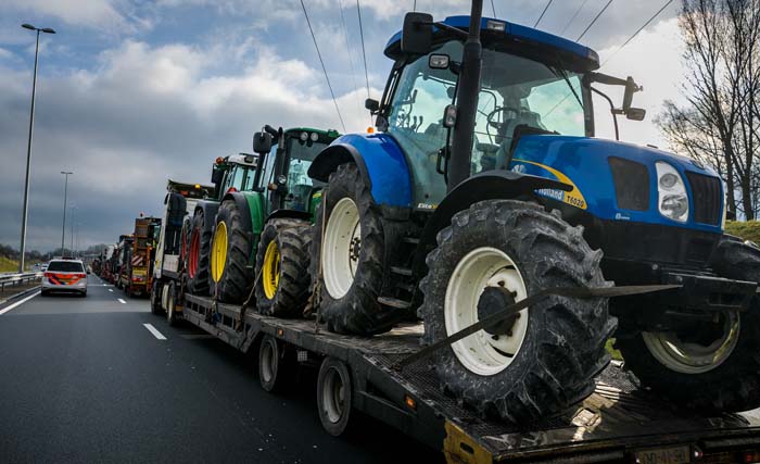 Unjuk rasa petani di Den Haag, Belanda, dengan mengerahkan traktor. (Foto:KeesVanDeVeen)