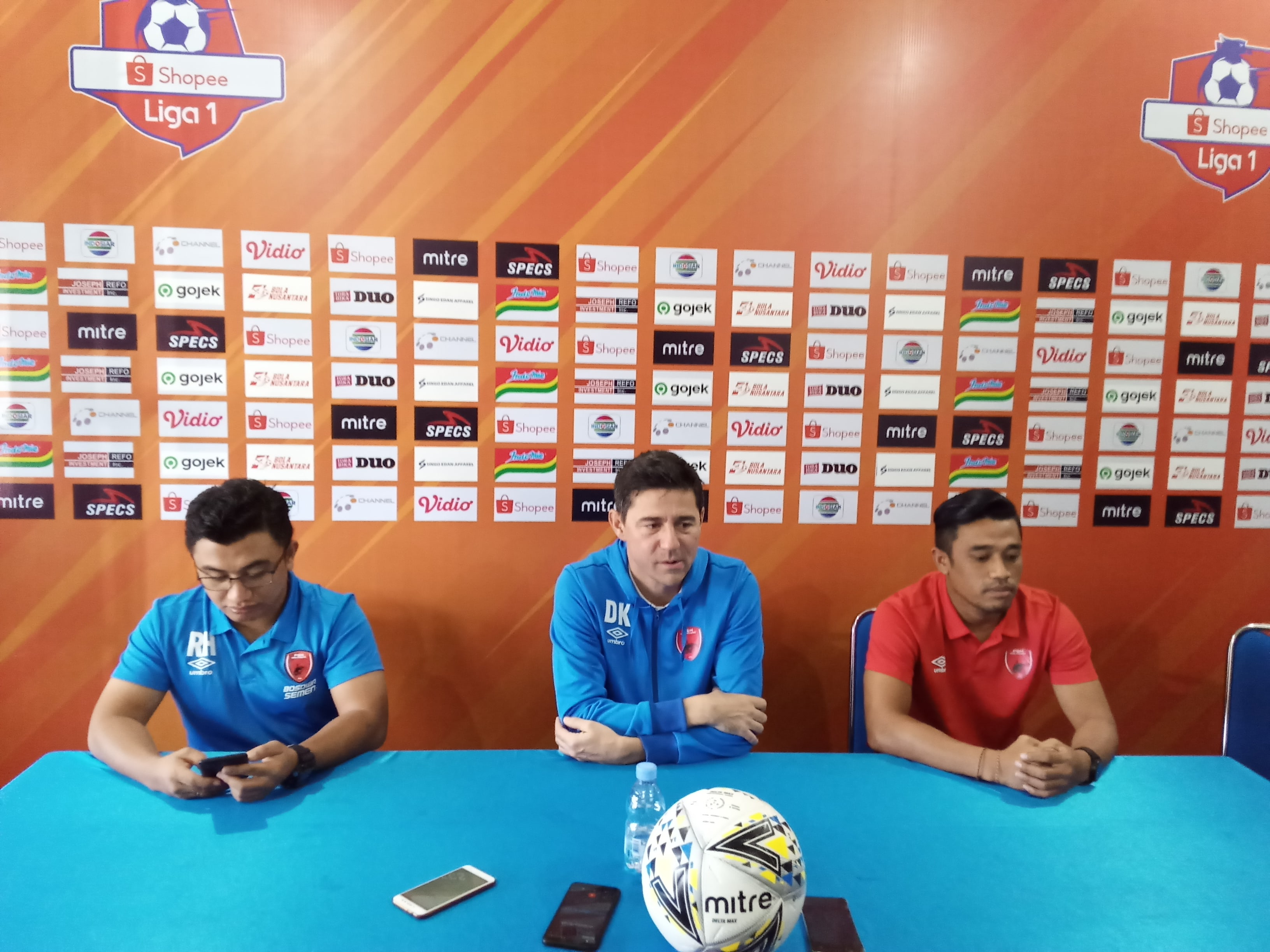 Pelatih PSM Makassar, Darije Kalezic (tengah baju biru) dan Pemqin PSM Makassar, Beny Wahyudi (kanan) saat sesi jumpa pers di Kantor Arema FC, Senin 1 Oktober 2019. (Foto: Theo/ngopibareng.id)