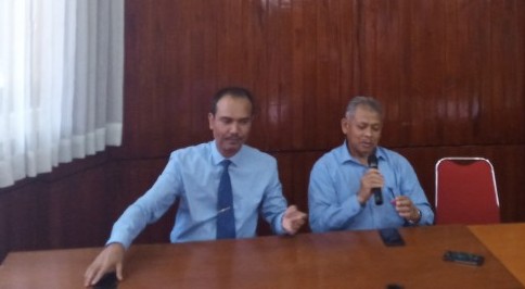 Profesor Imam Santoso (kiri) dan Profesor Adi Susilo, PhD (kanan) saat menyampaikan hasil risetnya di Gedung Widyaloka UB. (Foto: Theo/ngopibareng.id)
