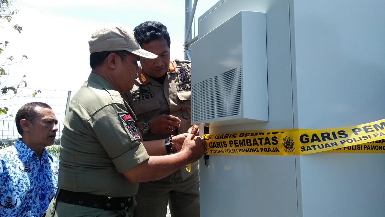 Tak kantongi izin, petugas Satpol PP Kota Kediri segel dua tower. (Foto: Istimewa)