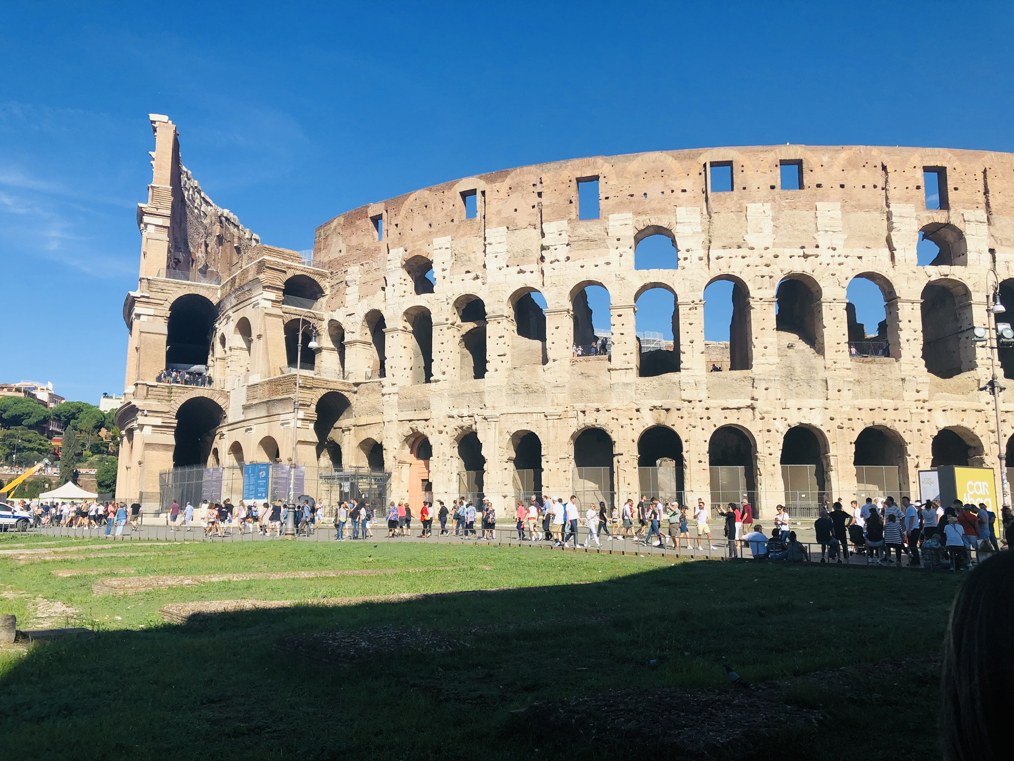 Koloseum yang masih berdiri gagah di kota Roma setelah lebih 2000 tahun dibangun. (Foto arif afandi/ngopibareng.id)