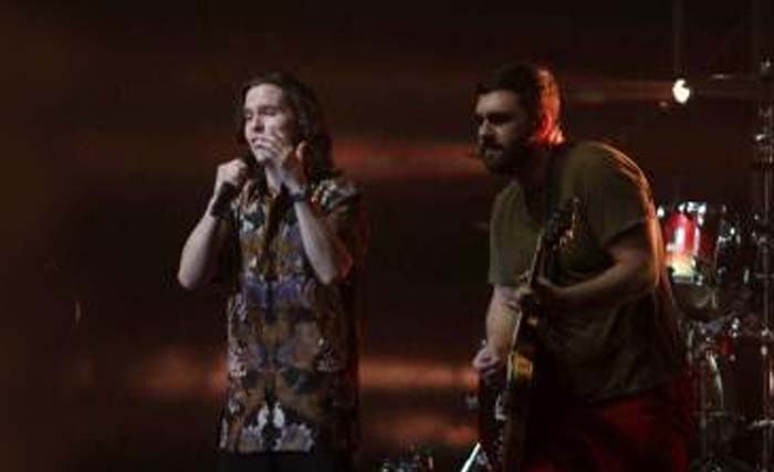 Lukas Graham, vokalis Lukas Graham Band tampil berbaju batik, Selasa malam. (Foto:LineToday)