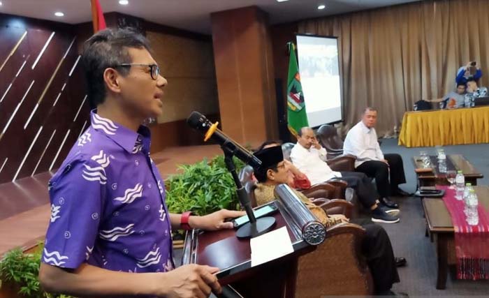 Gubernur Sumbar Irwan Prayitno Selasa malam mengumpulkan tokoh untuk badoncek, mengumpulkan bantuan untuk para perantau Minang di Wamena. (Foto:Antara)