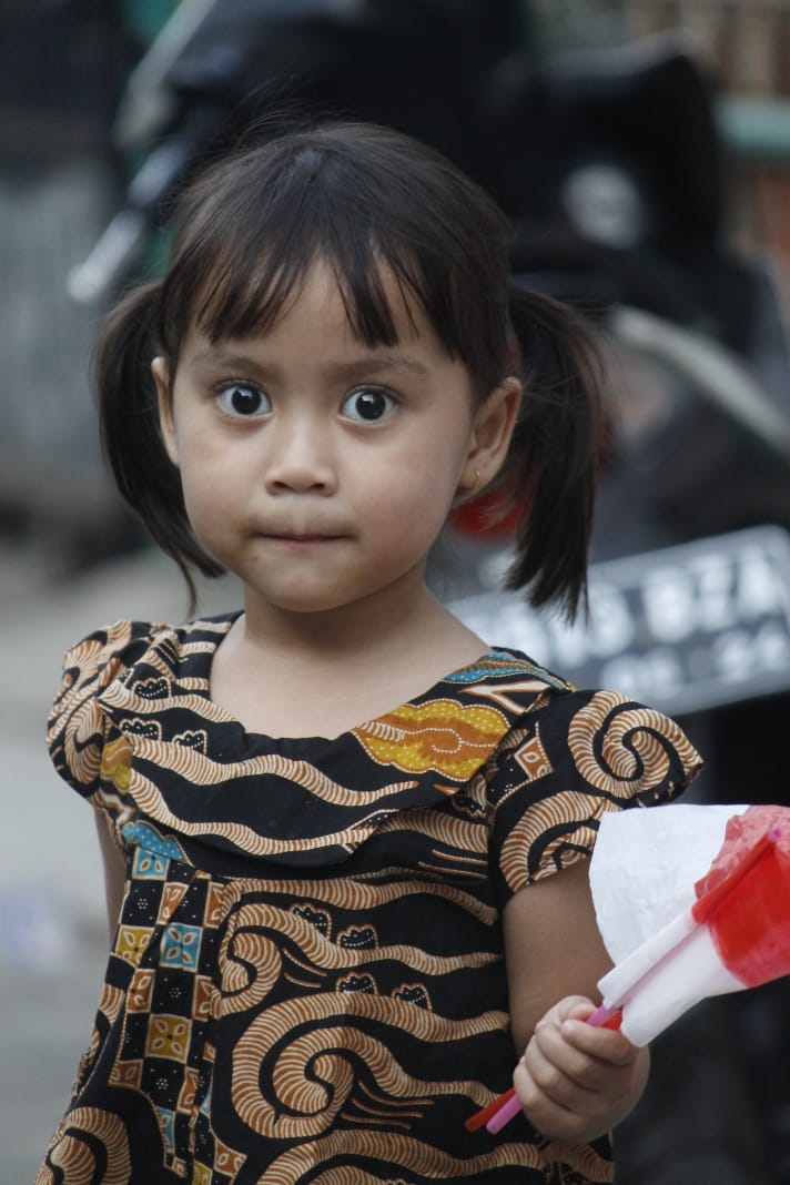 Peringati Hari Batik Nasional, siswi TPA Serama Kementerian Kesehatan RI, Kenes Kawurian Astagina tidak mau ketinggalan ikut memakai batik. (Foto: Asmanu/ngopibareng.id)