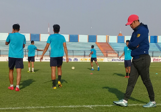 Pelatih Persela Nil Maizar saat memimpin latihan di Stadion Surajaya. (Foto: Nasih/ngopibareng.id)