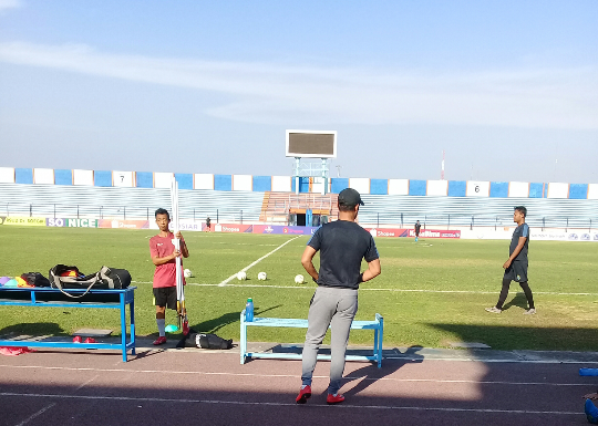 Persela terpaksa harus kembali latihan di Stadion Surajaya, akibat pertandingan lawan Persija ditunda. (Foto: Nasih/ngopibareng.id)