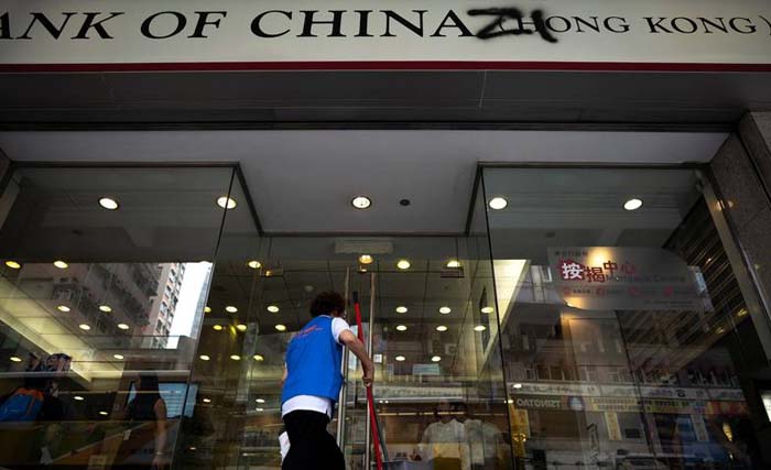 Perwakilan Bank Of China diganggu oleh pebrotes di Hong Kong. (Foto:JounalPioneer) 