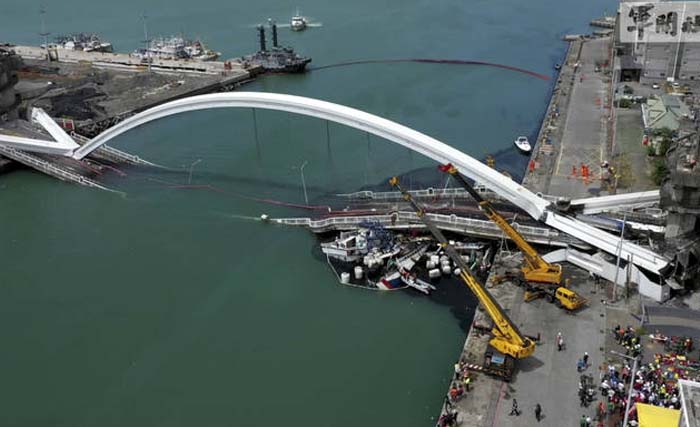 Jembatan ambruk menimpa perahu di nelayan di kota Kota Nanfangao, Yilan, Taiwan, Selasa kemarin. Dua WNI meninggal dan  beberapa luka saat beruada di kapal ketika jembatan itu ambruk. (Foto:Reuters)