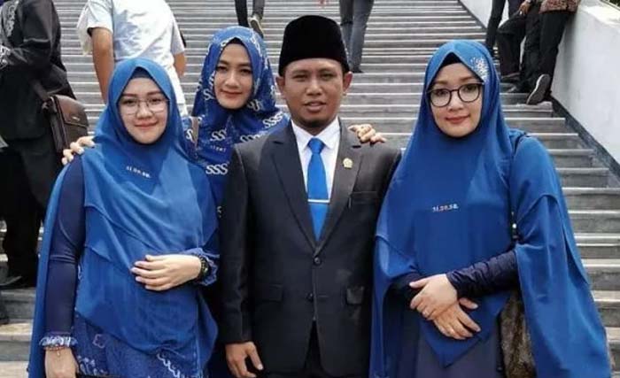 Lora Achmad Fadil Muzakki Syah atau akrab disapa Lora Fadil bersama tiga istrinya, yakni Siti Aminah, Yeni Kurnia, dan Novita Kusumaningrum. (Foto: Instagram @pondokpesantren_alqodiri)