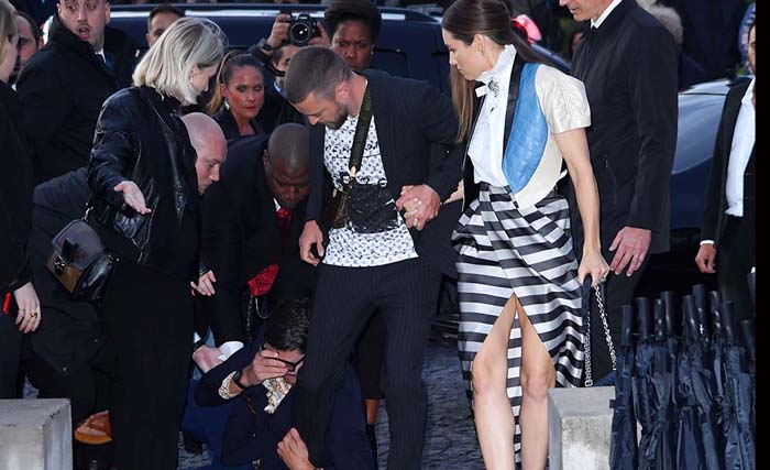Justin Timberlake bersama istrinya Jessica Boel (kanan), saat diseruduk orang iseng Vitalii Sediuk yang menarik kakinya. (Foto:Hollywood)