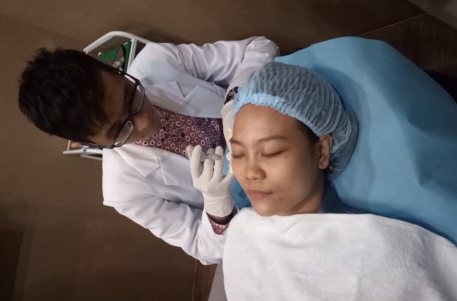 dr. Daniel Widiyanto,Sp.And saat melakukan perawatan Celebrity Eyes pada salah satu pasienya.  (Foto: Pita/ngopibareng.id)