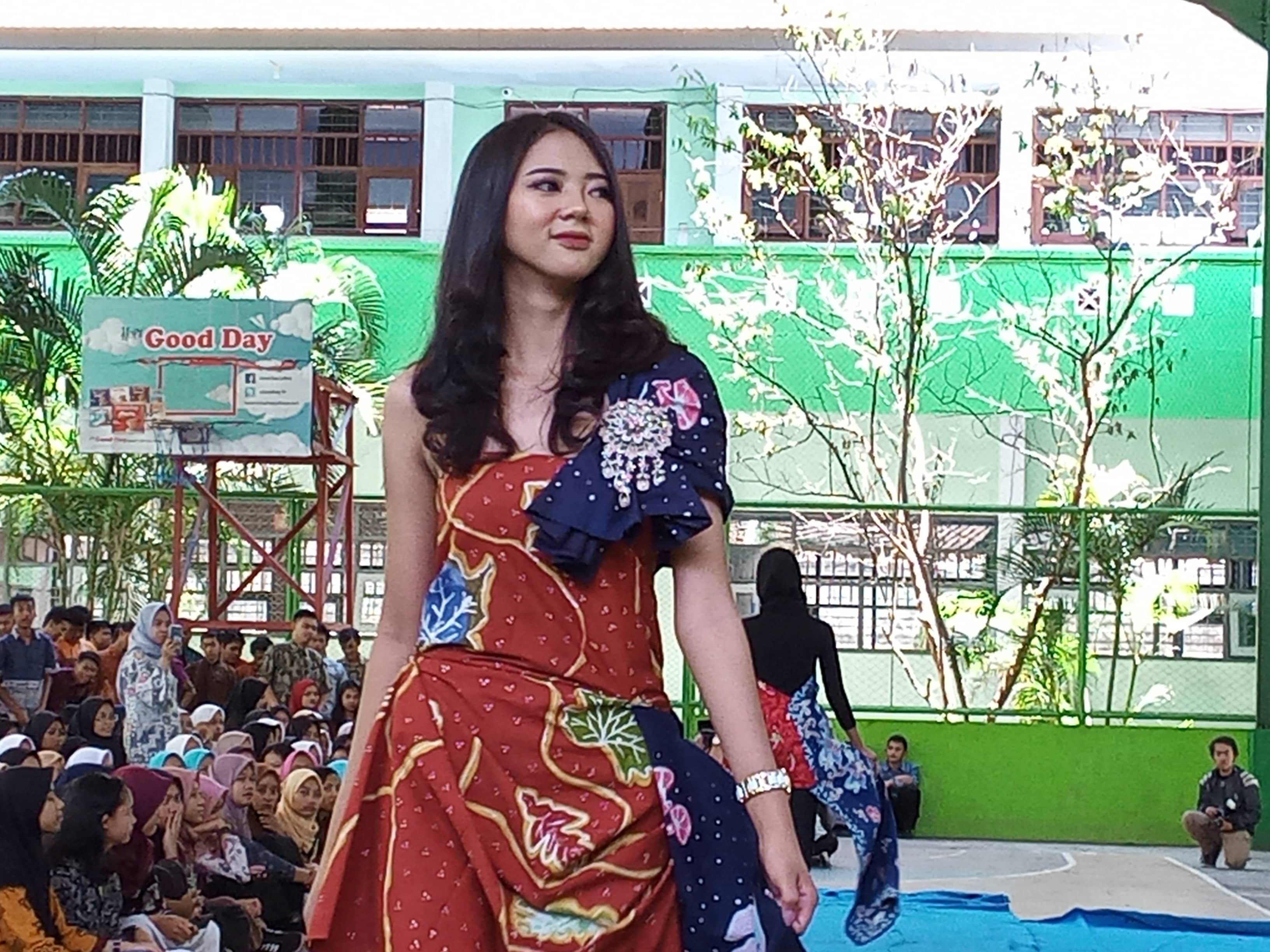 Salah satu model Fashion Show Batik di SMKN 5 Malang (Theo/ngopibareng.id)